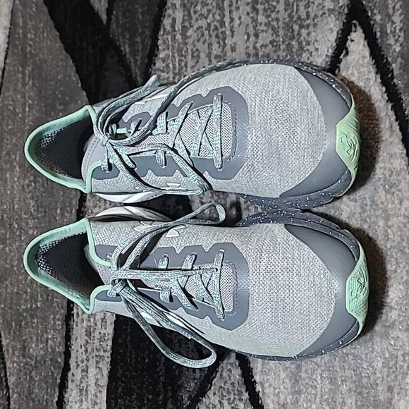 UNDER ARMOUR CHARGED RUNNING SHOES PRICE FIRM - Picture 3 of 13